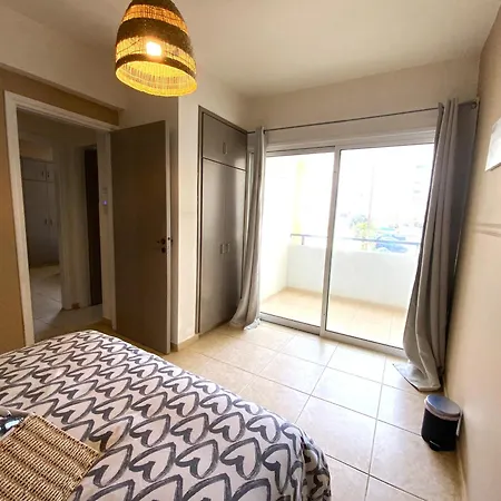 2br - 5mins Walk To The With Internet Access شقة