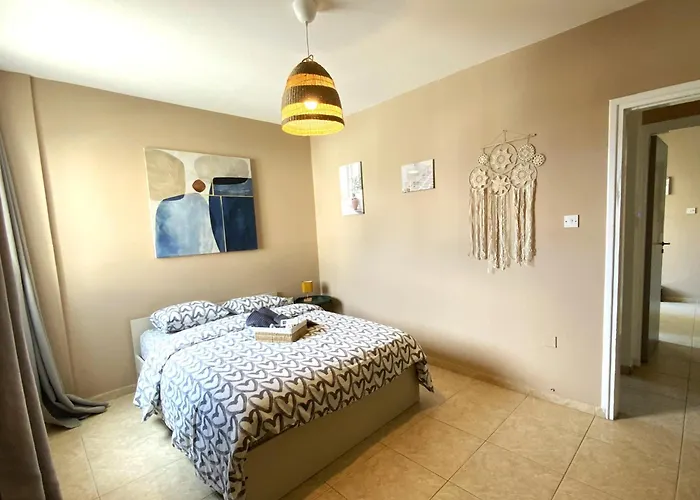 2br - 5mins Walk To The With Internet Access * Lárnaka