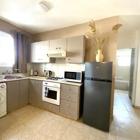 2br - 5mins Walk To The With Internet Access לרנקה