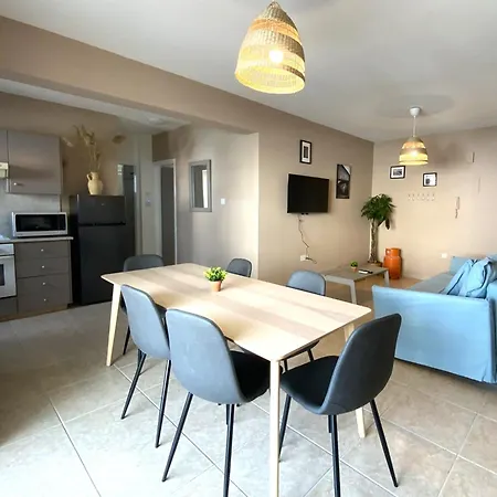 2br - 5mins Walk To The With Internet Access * Larnaka