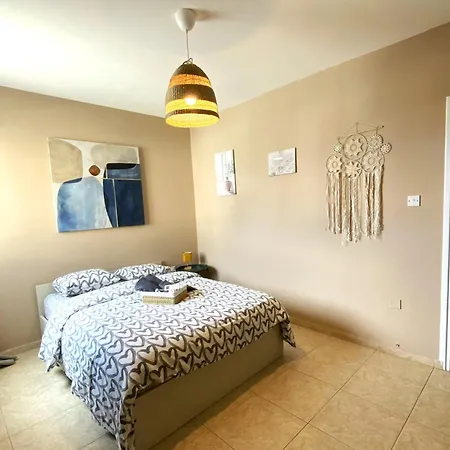 2br - 5mins Walk To The With Internet Access * Larnaca